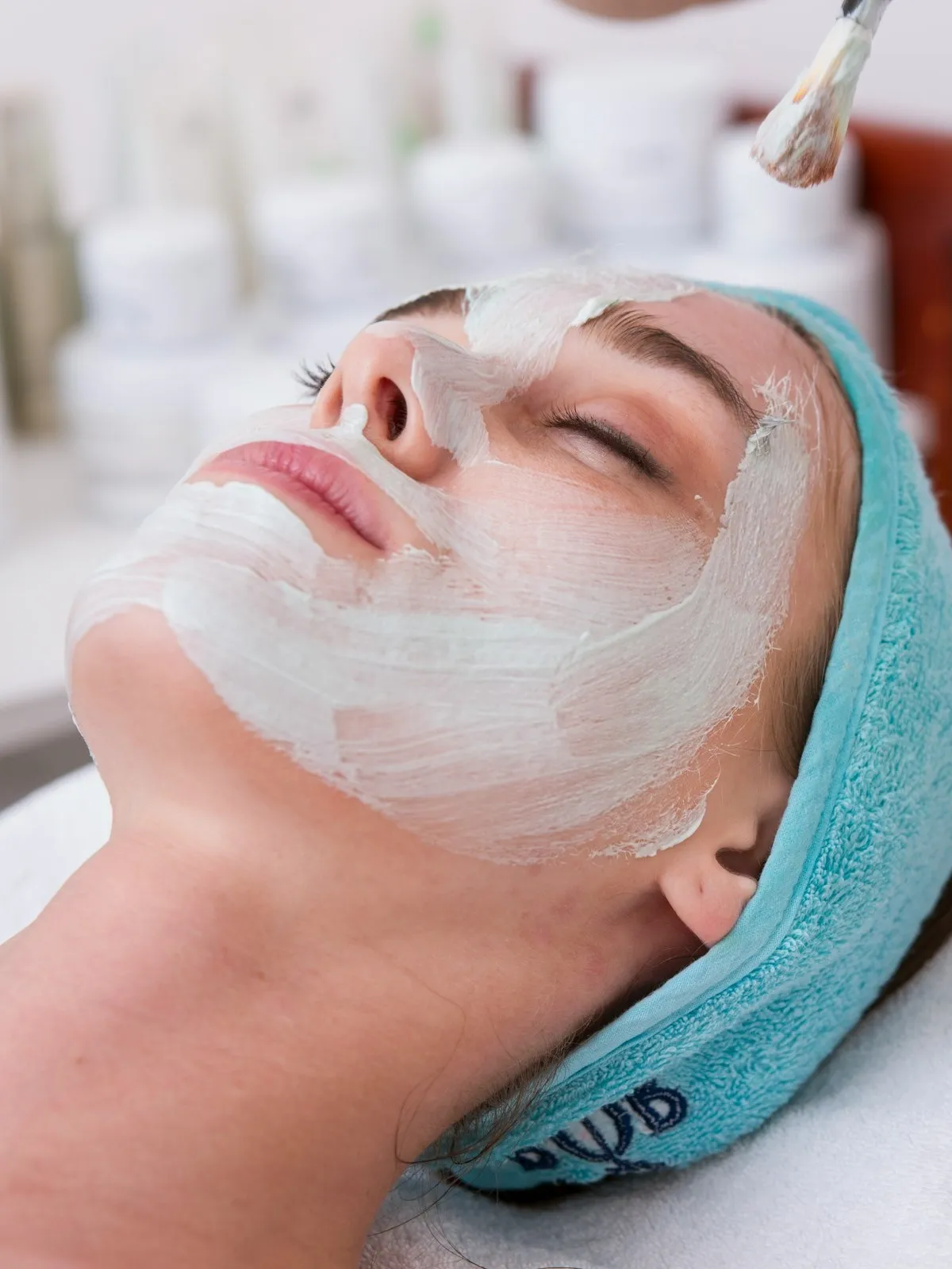 Frau mit Gesichtsmaske bei einer Kosmetikbehandlung